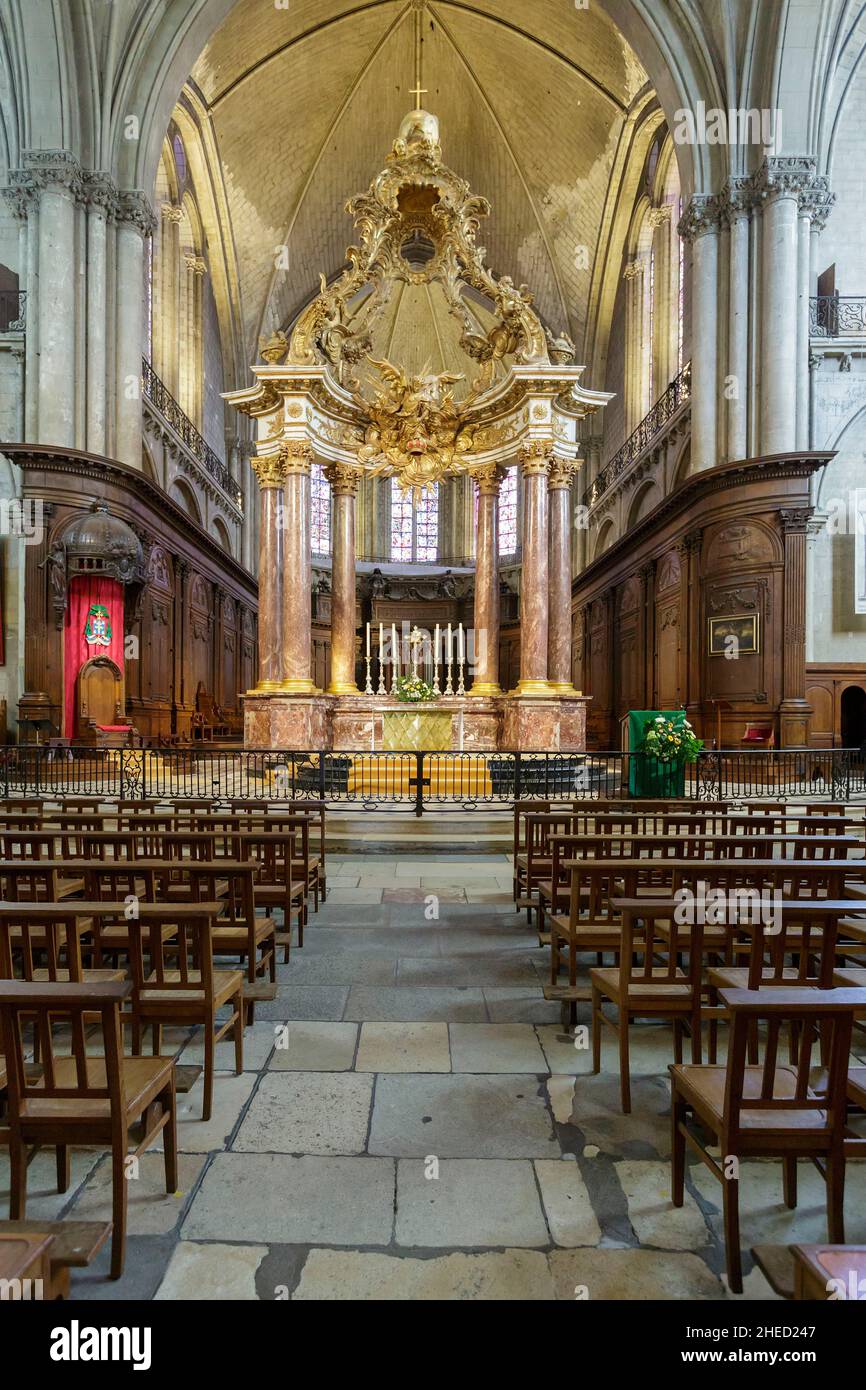 Francia, Maine e Loire, Valle della Loira dichiarata Patrimonio dell'Umanità dall'UNESCO, Angers, Cattedrale di Saint Maurice in stile gotico Plantagenet, l'altare principale a baldacchino in stile barocco costruito nel 1758 da Denis Gervais Foto Stock