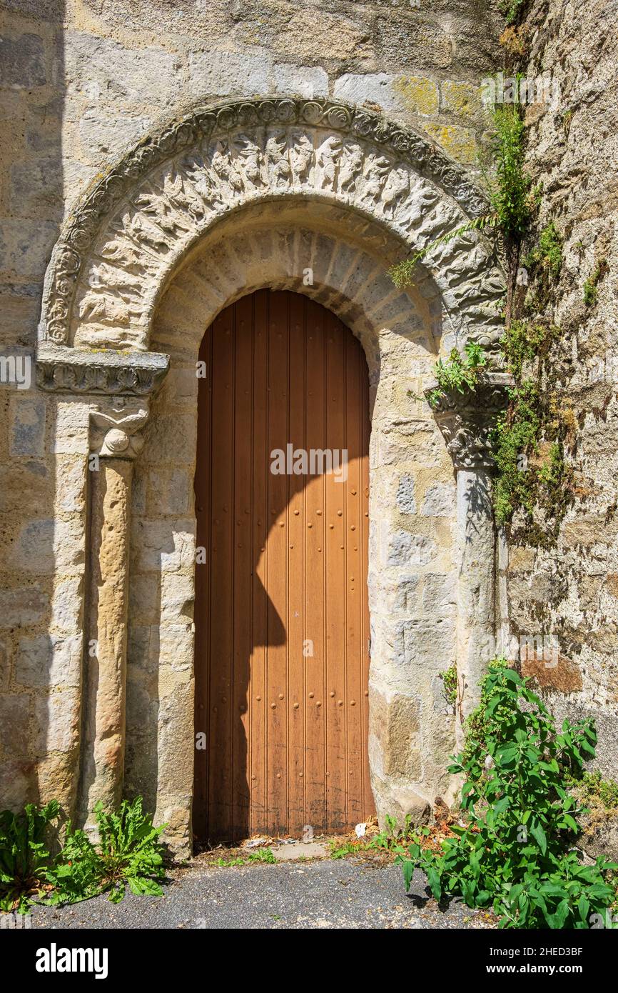 Francia, Deux-Sevres, Parthenay, passo su una delle vie per Santiago de Compostela (Plantagenet Way), porta meridionale della chiesa di Sainte-Croix Foto Stock