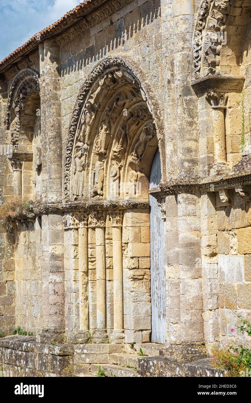 Francia, Deux-Sevres, Parthenay, passo su uno dei modi per Santiago de Compostela (Plantagenet Way), 12th secolo Notre-Dame-de-la-Couldre chiesa Foto Stock