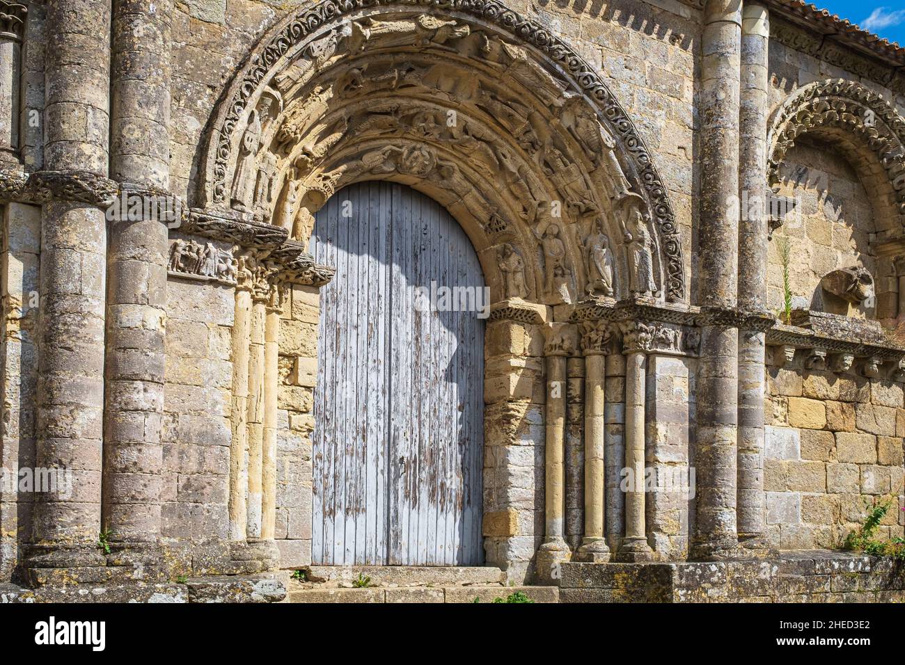 Francia, Deux-Sevres, Parthenay, passo su uno dei modi per Santiago de Compostela (Plantagenet Way), 12th secolo Notre-Dame-de-la-Couldre chiesa Foto Stock