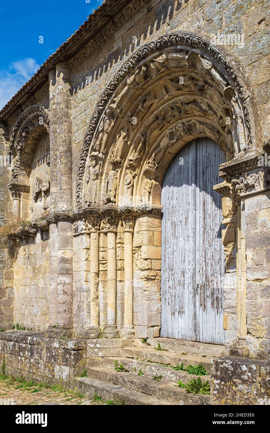 Francia, Deux-Sevres, Parthenay, passo su uno dei modi per Santiago de Compostela (Plantagenet Way), 12th secolo Notre-Dame-de-la-Couldre chiesa Foto Stock
