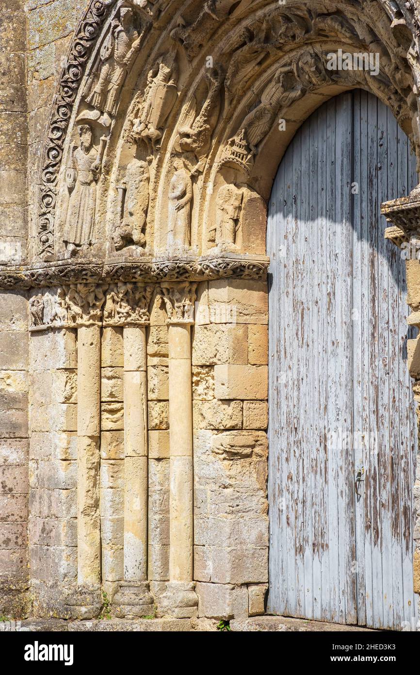 Francia, Deux-Sevres, Parthenay, passo su uno dei modi per Santiago de Compostela (Plantagenet Way), 12th secolo Notre-Dame-de-la-Couldre chiesa Foto Stock