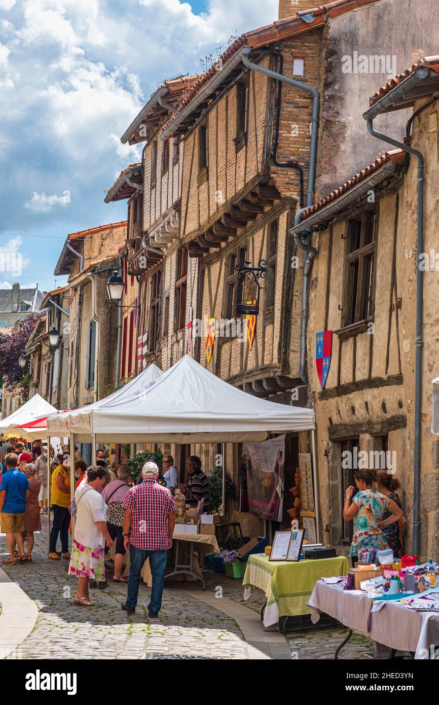 Francia, Deux-Sevres, Parthenay, passo su uno dei modi per Santiago de Compostela (Plantagenet Way), quartiere medievale di Saint-Jacques Foto Stock