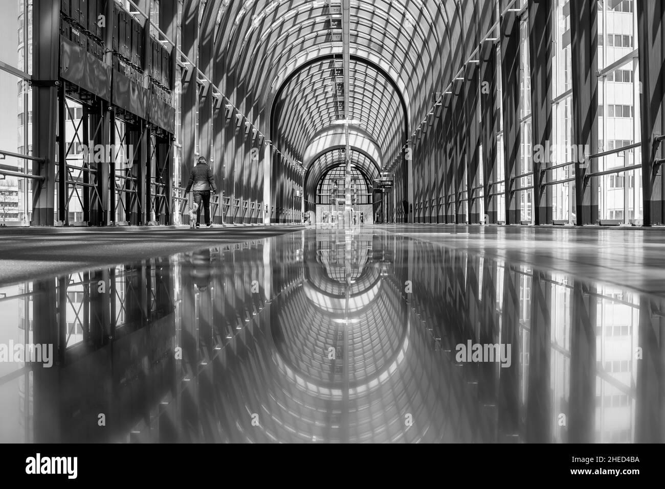 Foto futuristica e in bianco e nero del tunnel, all'interno del ponte Nelson Mandela sull'autostrada A12 a Zoetermeer, nei paesi bassi Foto Stock