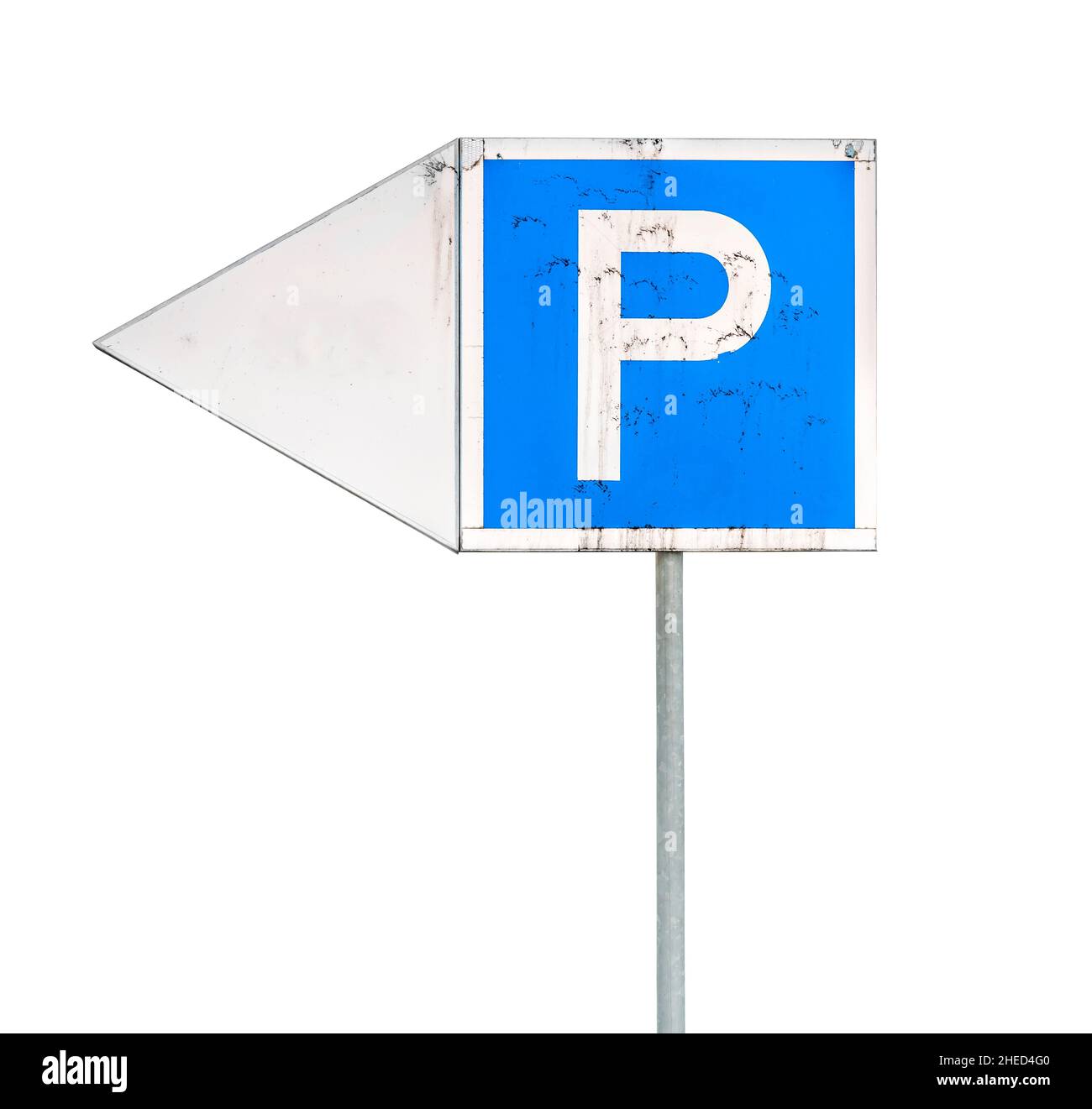 Cartello di parcheggio blu con auto sfocate sullo sfondo Foto Stock