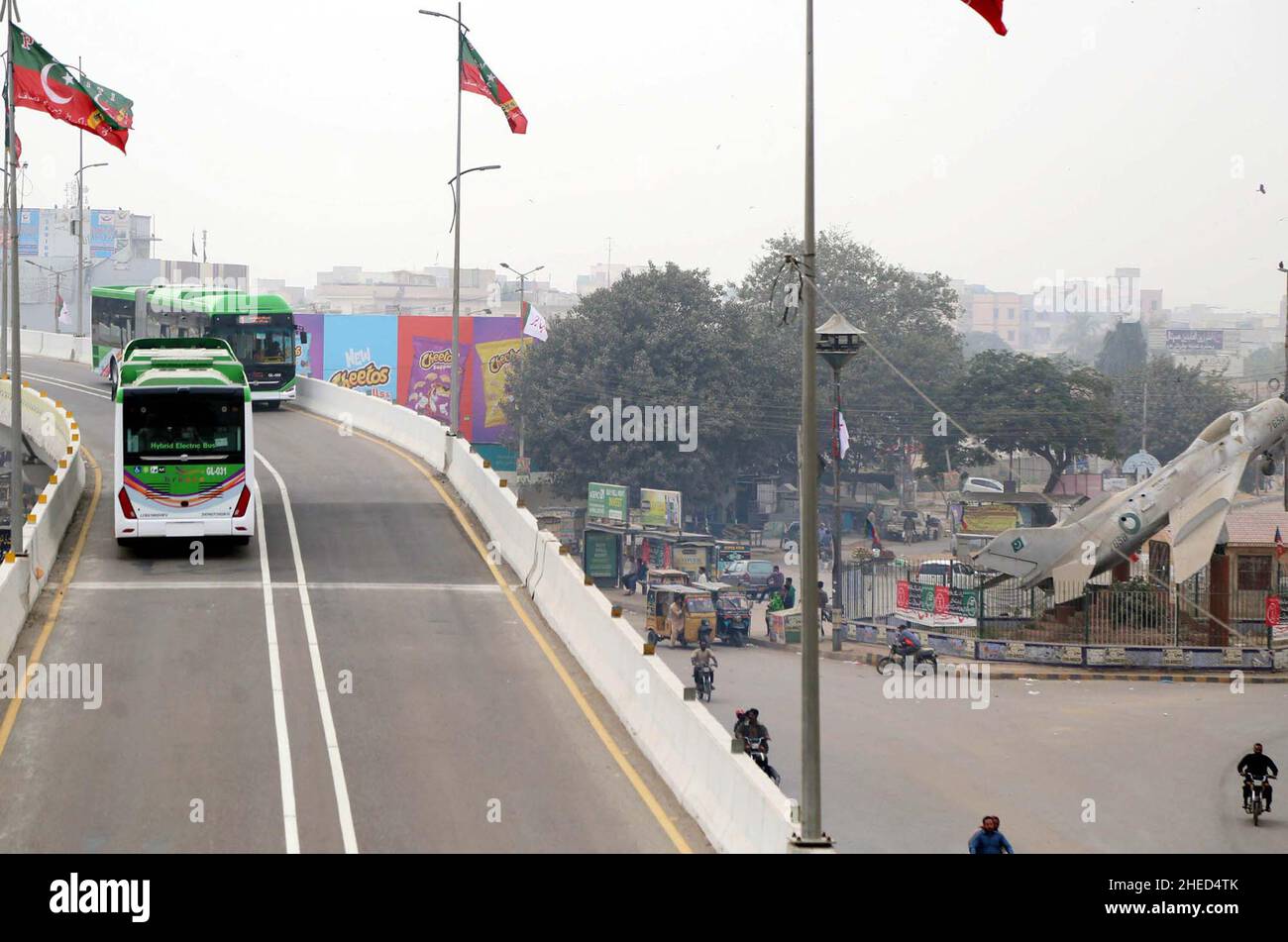 Vista del Green Line Bus sulla sua strada a Karachi Lunedi, 10 gennaio 2022. Il Green Line Bus Service di Karachi diventa pienamente operativo. PM Imran Khan ha inaugurato il servizio di autobus esattamente un mese fa il 10th dicembre 2021. Secondo i dettagli, 80 autobus percorreranno una pista di 21 chilometri dalle 6 del mattino fino alle 10 di notte. Le autorità hanno anche completato 22 stazioni di autobus. L'amministrazione del progetto ha detto che un autobus arriverà alla stazione dopo ogni tre minuti. Inoltre, la porta degli autobus rimarrà aperta per i passeggeri per 20 secondi in ogni stazione. Foto Stock