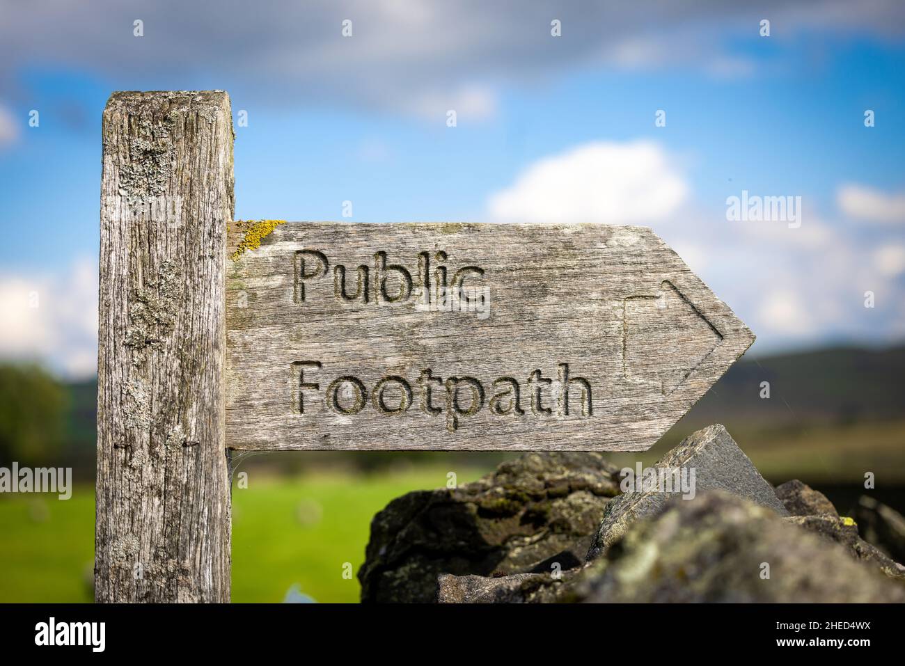 Cartello del sentiero pubblico in un campo Foto Stock