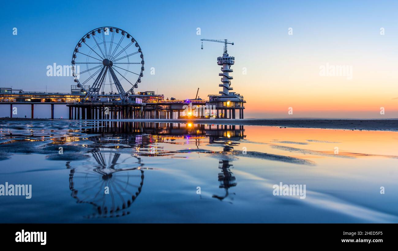 Il molo sulla spiaggia di Scheveningen nei Paesi Bassi. Mare e spiaggia dell'Aia. Foto Stock