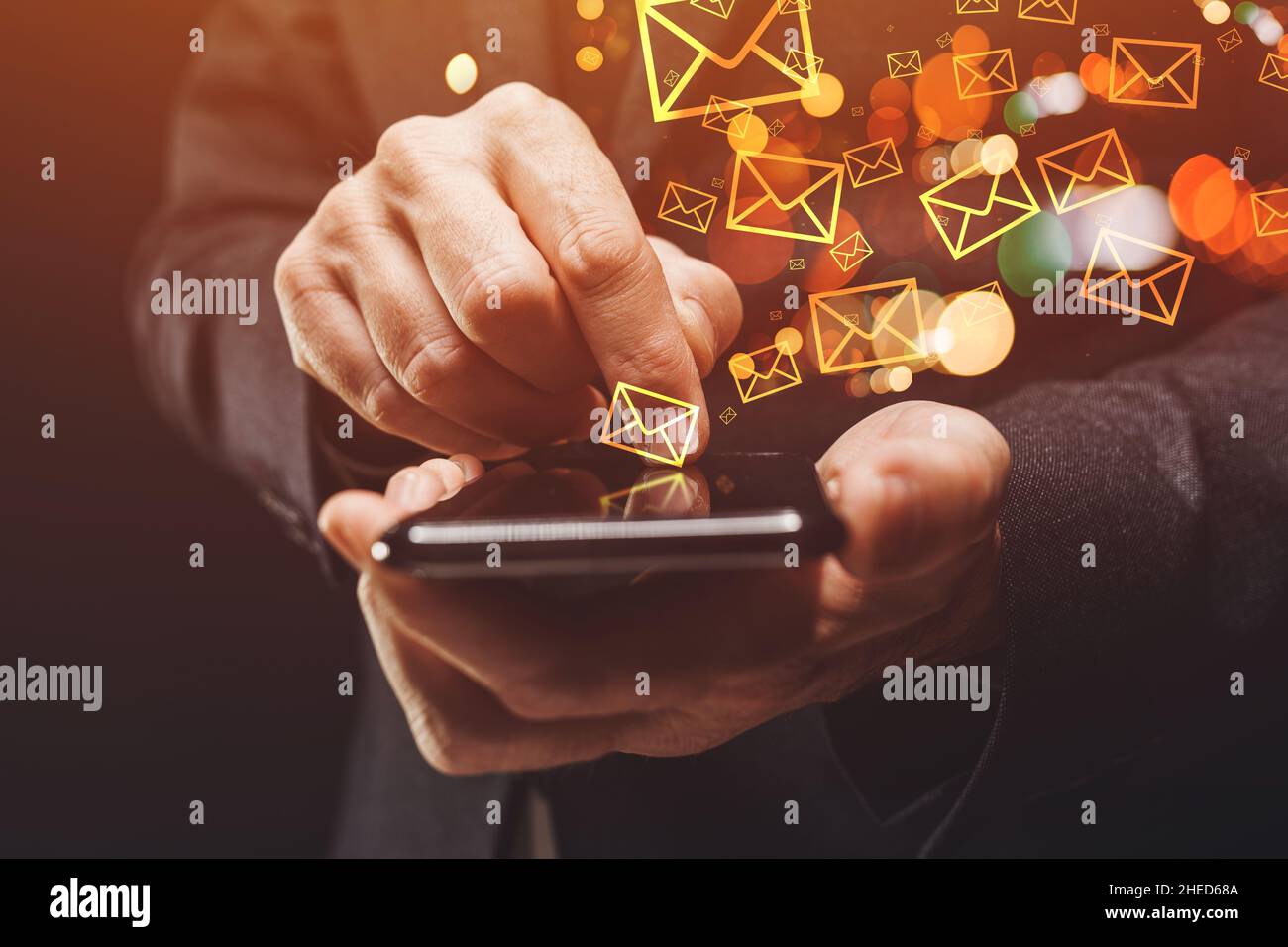 Messaggi in blocco, uomo d'affari che invia una grande quantità di messaggi SMS sullo smartphone, primo piano di mani con fuoco selettivo Foto Stock