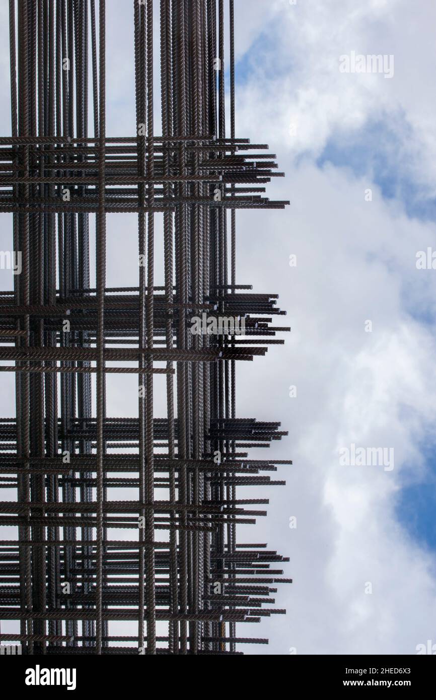 Struttura di barre di rinforzo per la costruzione di calcestruzzo corazzato. Cielo nuvoloso blu Foto Stock