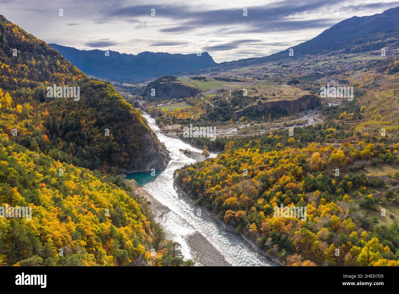 Francia, Hautes Alpes, Valle della Durance, Saint Andre d'Embrun, Chateauroux les Alpes, Roccia glaciale di Chateauroux (vista aerea) // Francia, Hautes-Alpes ( Foto Stock