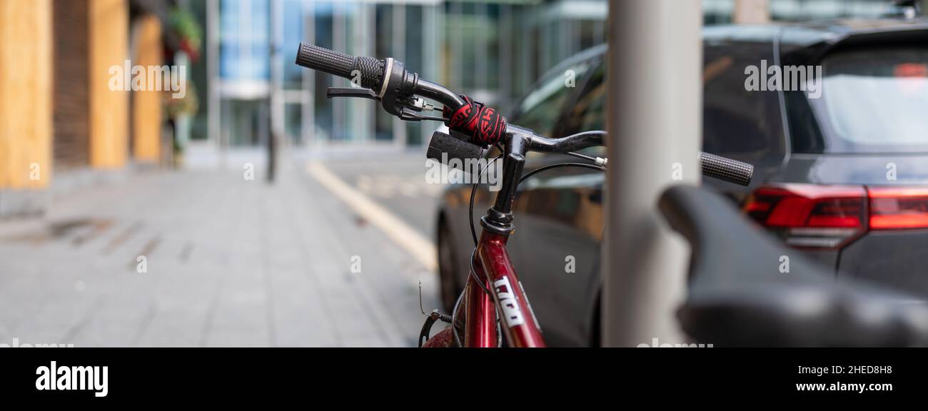 peddle bike bloccato per postare sulla moderna strada del centro città Foto Stock