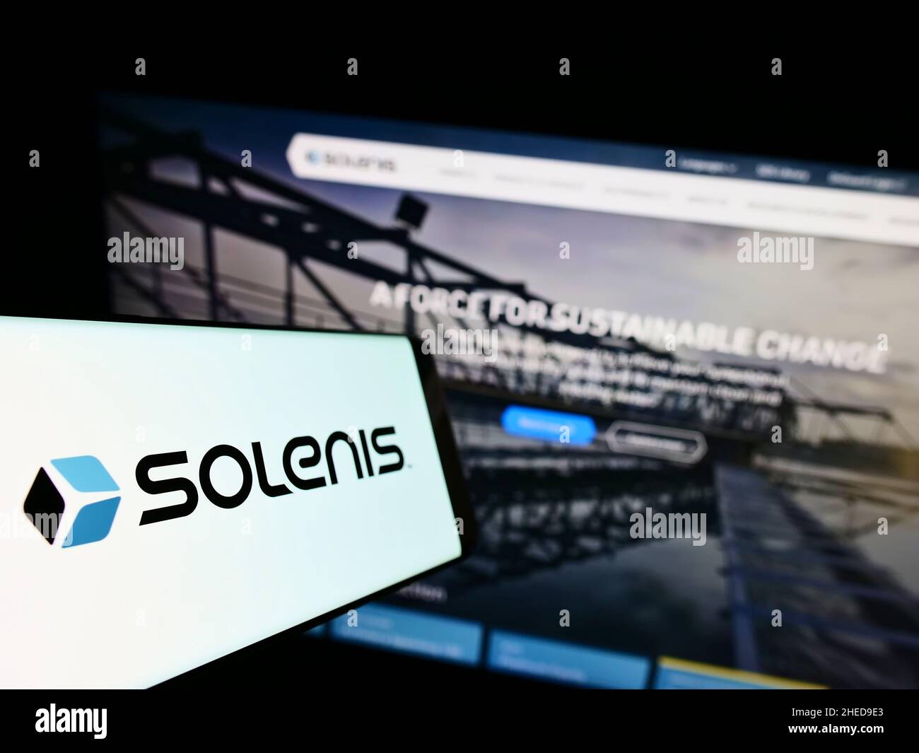 Smartphone con logo della società chimica statunitense Solenis International LP sullo schermo di fronte al sito Web. Messa a fuoco al centro-sinistra del display del telefono. Foto Stock
