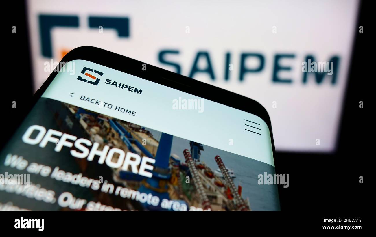 Telefono cellulare con sito web della società italiana Saipem S.p.A. di servizi petroliferi sullo schermo di fronte al logo. Mettere a fuoco sulla parte superiore sinistra del display del telefono. Foto Stock