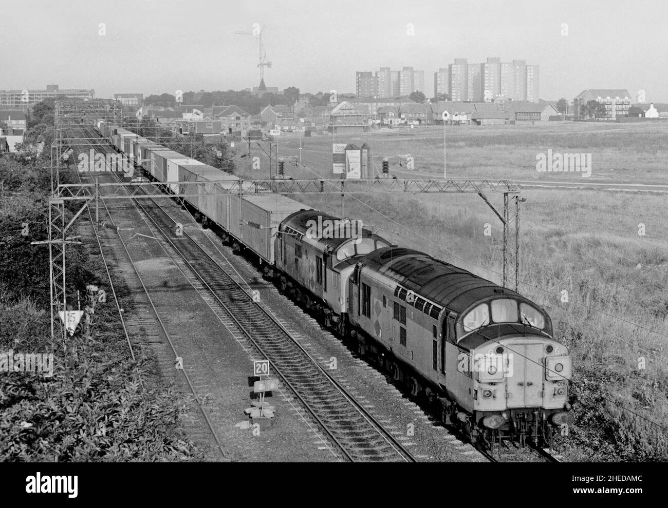 Un paio di locomotive diesel classe 37 numeri 37019 e 37238 doppio titolo un treno contenitore freightliner ben caricato vicino a Grays il 29th agosto 1991. Foto Stock