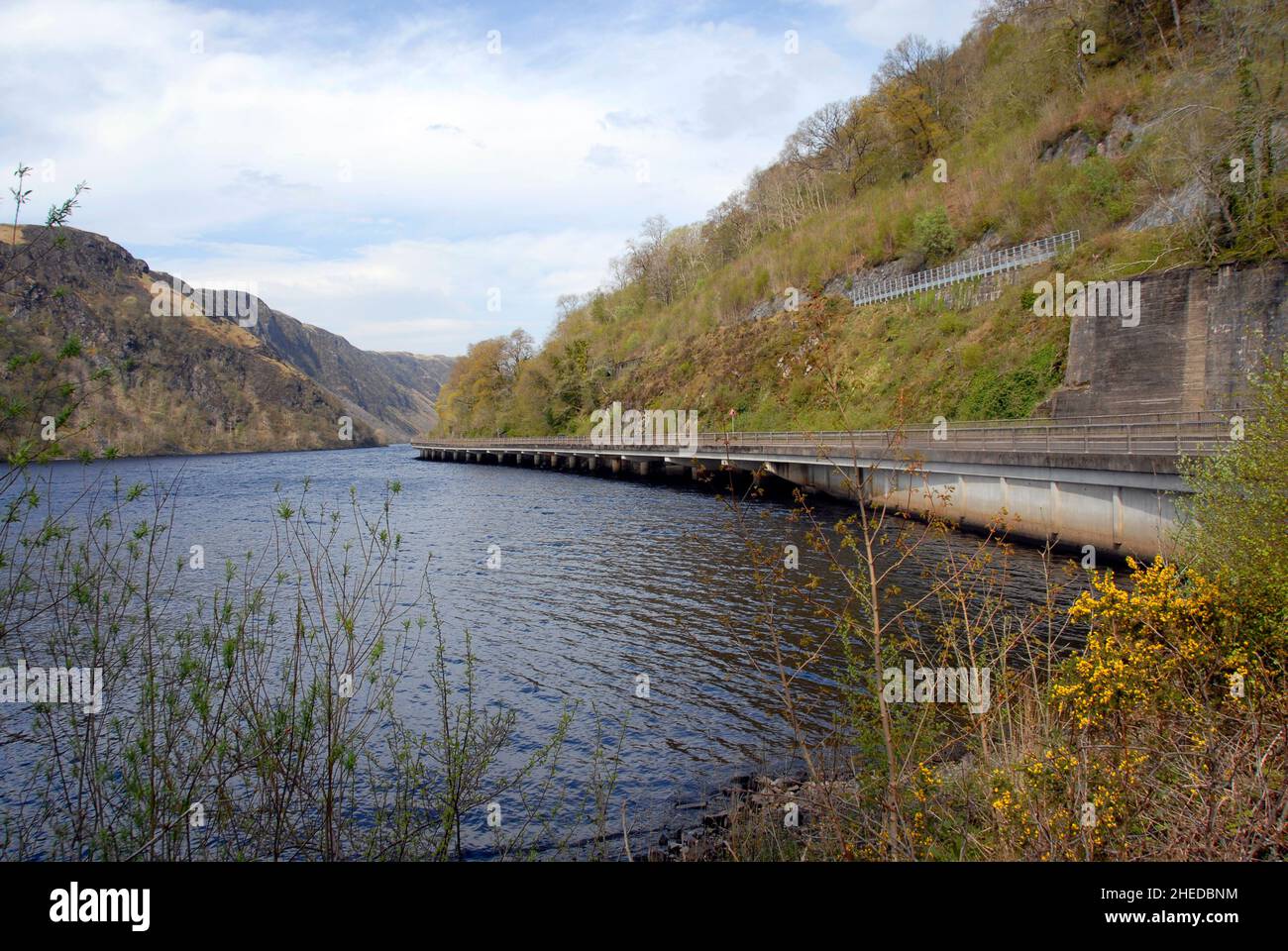 A85 strada costruita sulle acque del fiume awe, Loch awe, Scozia Foto Stock