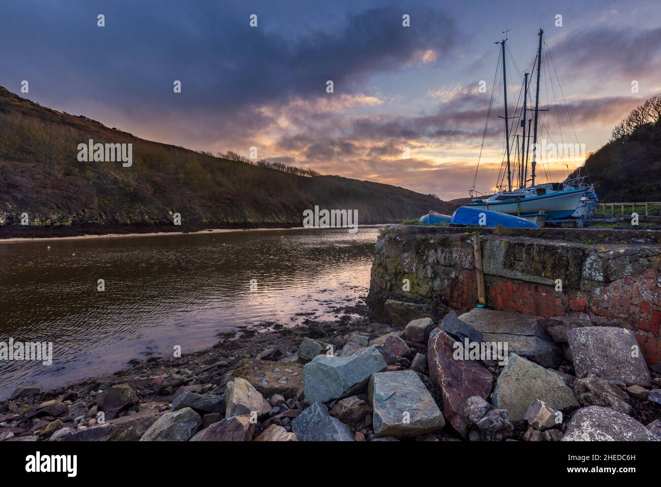 Barche a vela nel porto di Solva al tramonto in inverno, Pembrokeshire Coast National Park, Galles del Sud Foto Stock