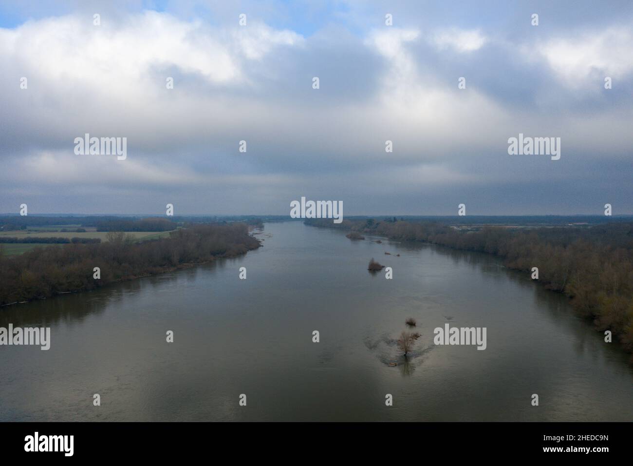 Questa foto di paesaggio è stata scattata in Europa, in Francia, nella regione del Centro, nel Loiret, nei pressi di Orleans, in inverno. Possiamo vedere la Loira e la sua vegeta Foto Stock
