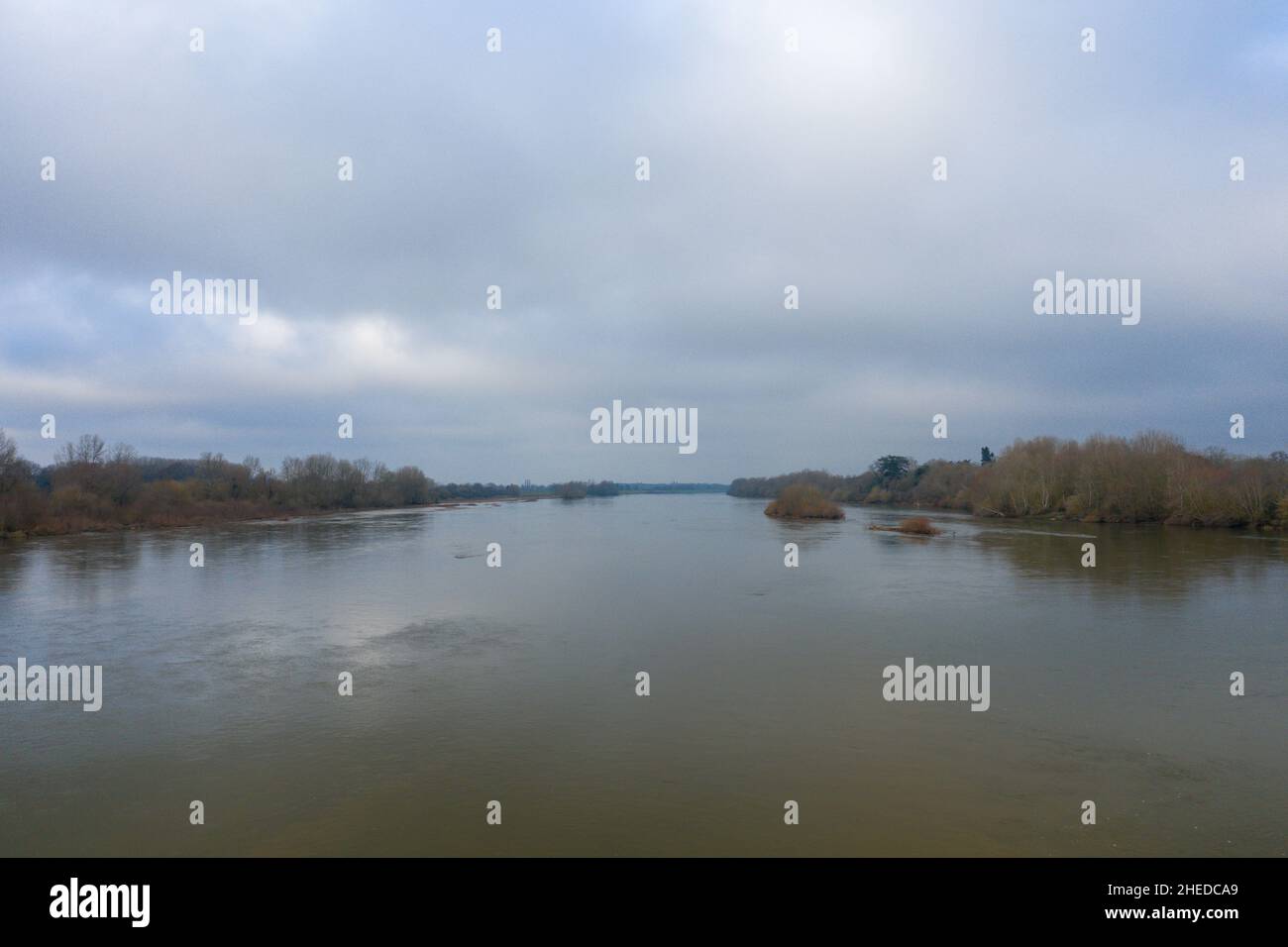 Questa foto di paesaggio è stata scattata in Europa, in Francia, nella regione del Centro, nel Loiret, nei pressi di Orleans, in inverno. Possiamo vedere la Loira lungo la sarda Foto Stock