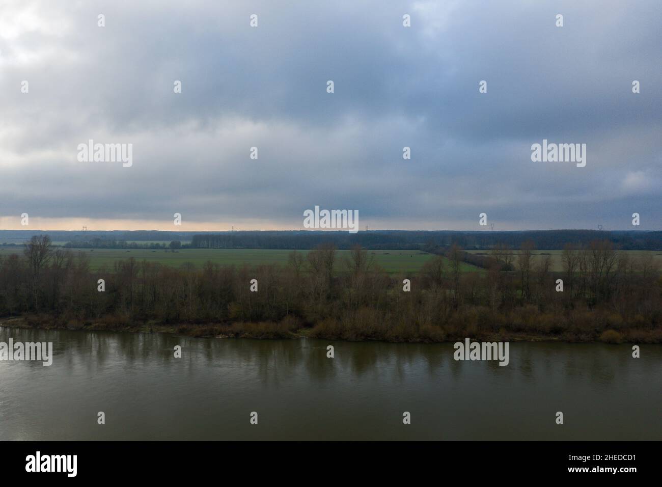 Questa foto di paesaggio è stata scattata in Europa, in Francia, nella regione del Centro, nel Loiret, nei pressi di Orleans, in inverno. Vediamo la Loira e il suo paese Foto Stock
