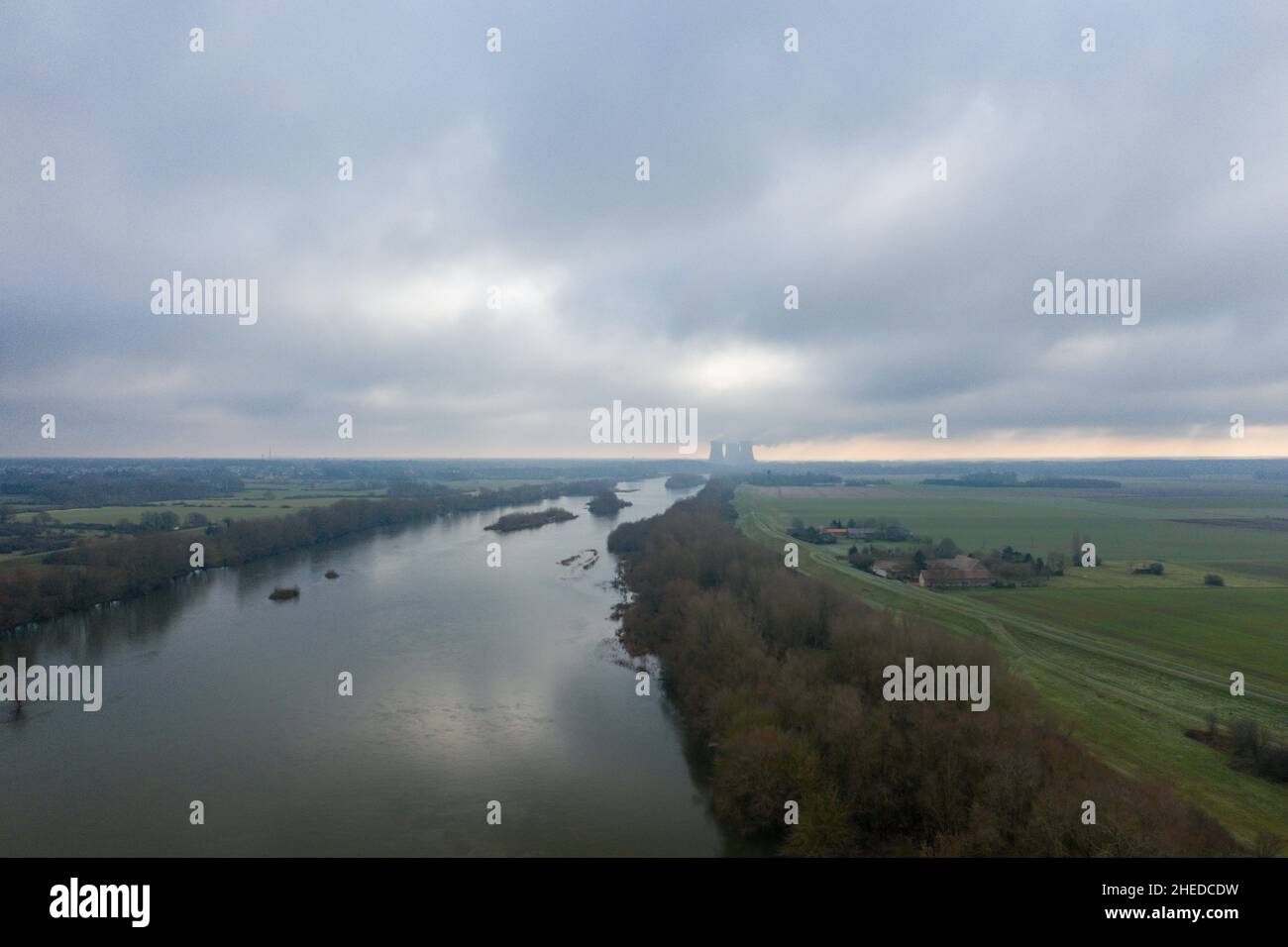 Questa foto di paesaggio è stata scattata in Europa, in Francia, nella regione del Centro, nel Loiret, nei pressi di Orleans, in inverno. Vediamo la campagna e il Loir Foto Stock