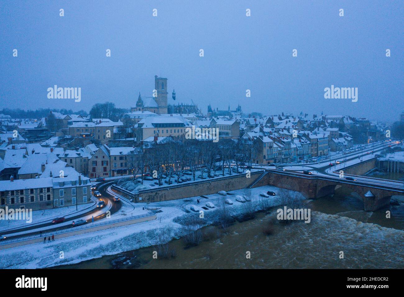 Questa foto di paesaggio è stata scattata in Europa, Francia, Borgogna, Nievre, in inverno. Vediamo la città di Nevers sotto la neve, sotto le nuvole. Foto Stock