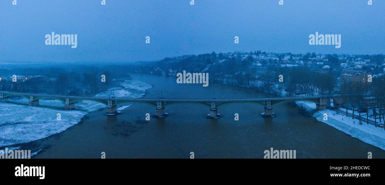 Questa foto di paesaggio è stata scattata in Europa, Francia, Borgogna, Nievre, in inverno. Vediamo la vista panoramica del ponte ferroviario Nevers sotto la neve, Foto Stock