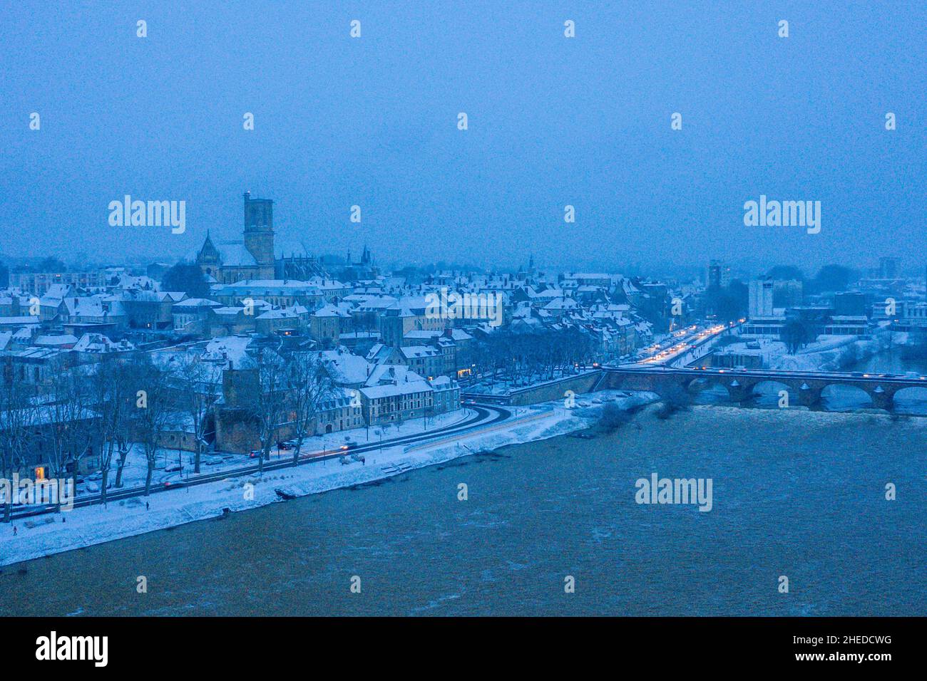 Questa foto di paesaggio è stata scattata in Europa, Francia, Borgogna, Nievre, in inverno. Possiamo vedere il centro della città di Nevers e il suo ponte della Loira sotto la sno Foto Stock