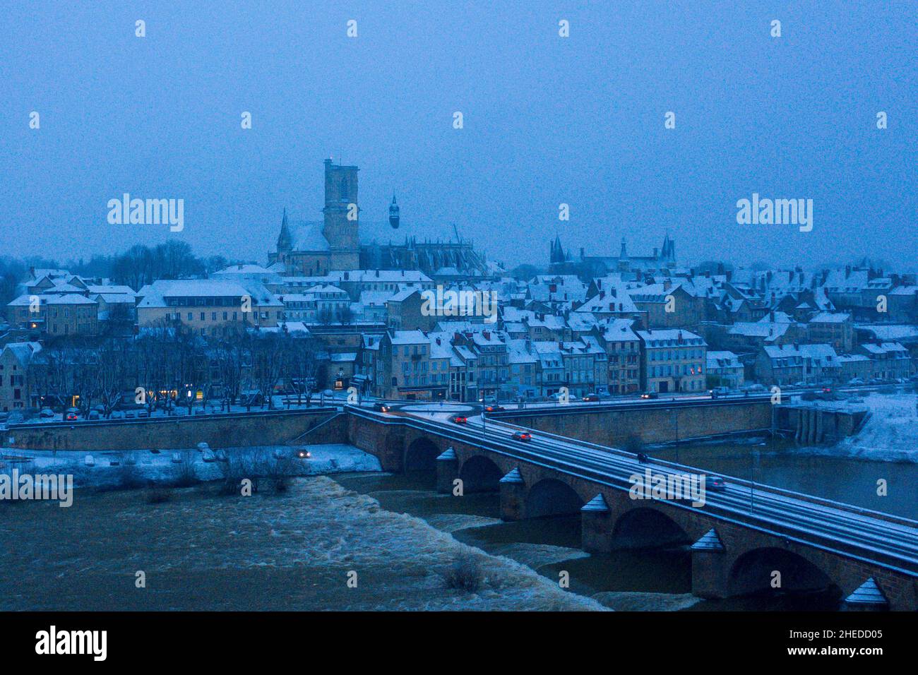 Questa foto di paesaggio è stata scattata in Europa, Francia, Borgogna, Nievre, in inverno. Vediamo il ponte della Loira a Nevers sotto la neve, sotto le nuvole. Foto Stock
