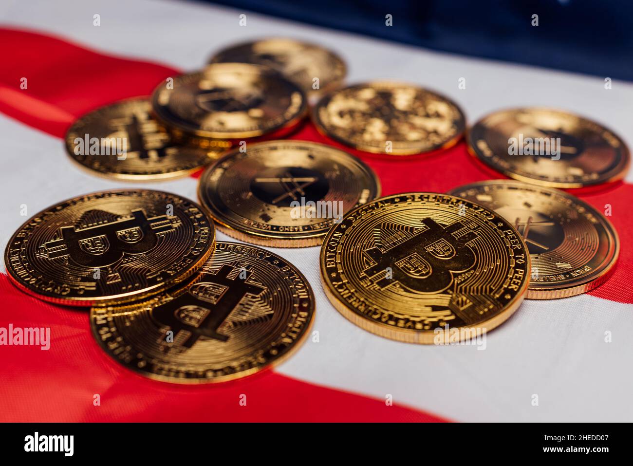 monete d'oro con il gettone bitcoin Foto Stock