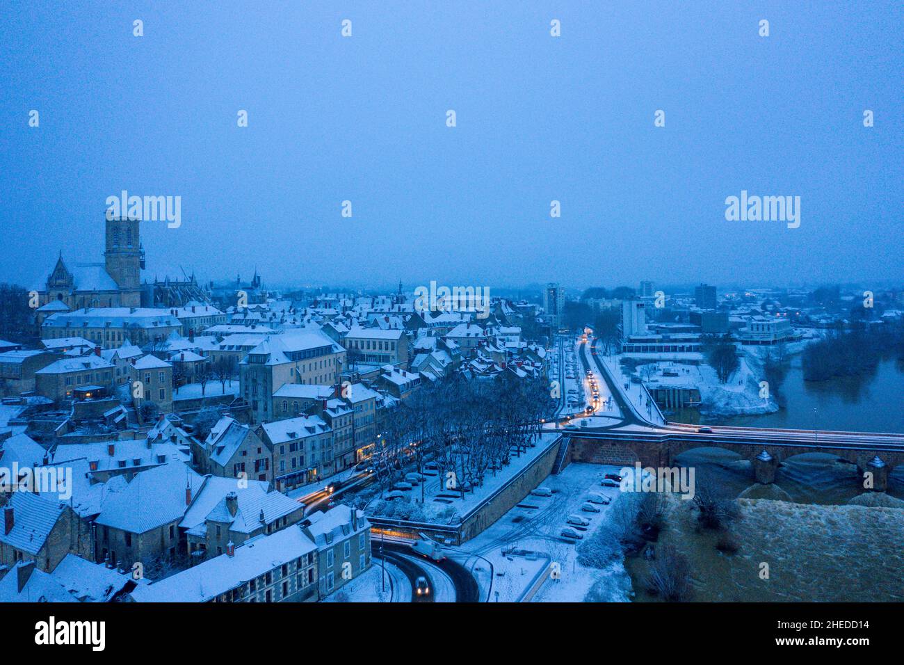 Questa foto di paesaggio è stata scattata in Europa, Francia, Borgogna, Nievre, in inverno. Possiamo vedere il centro della città di Nevers sulle rive della Loira sotto a. Foto Stock