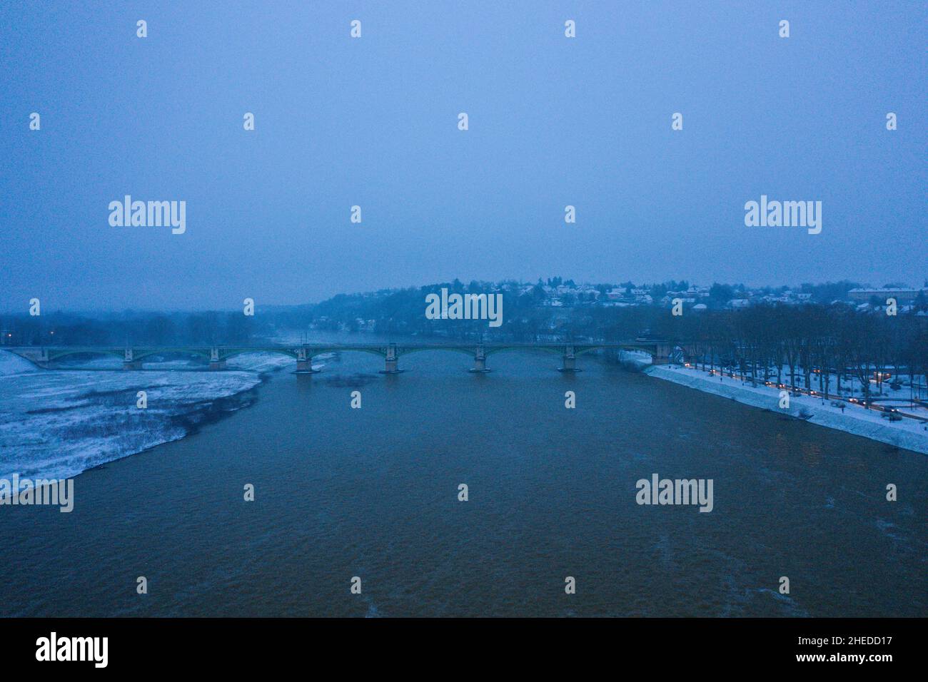 Questa foto di paesaggio è stata scattata in Europa, Francia, Borgogna, Nievre, in inverno. Possiamo vedere il ponte ferroviario Nevers e la Loira sotto la neve, unde Foto Stock