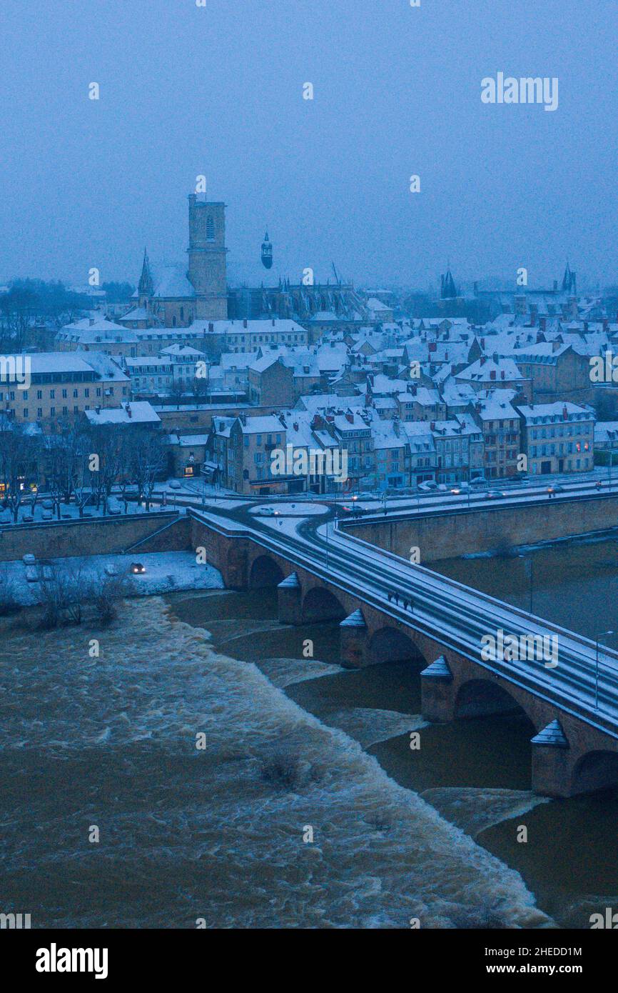Questa foto di paesaggio è stata scattata in Europa, Francia, Borgogna, Nievre, in inverno. Possiamo vedere il ponte della Loira sotto la neve a Nevers, sotto le nuvole. Foto Stock