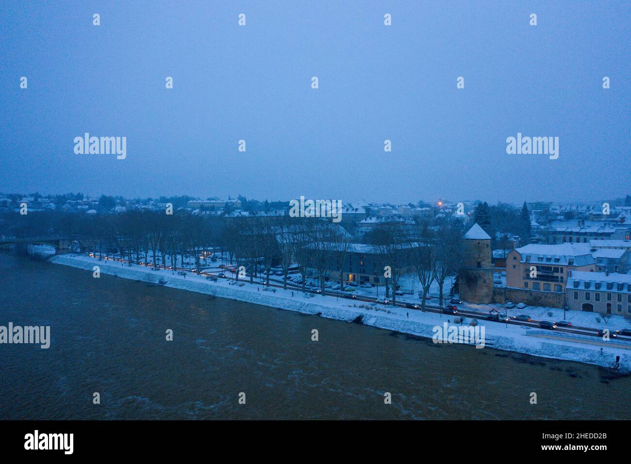 Questa foto di paesaggio è stata scattata in Europa, Francia, Borgogna, Nievre, in inverno. Possiamo vedere i bordi della Loira a Nevers sotto la neve, sotto il c Foto Stock
