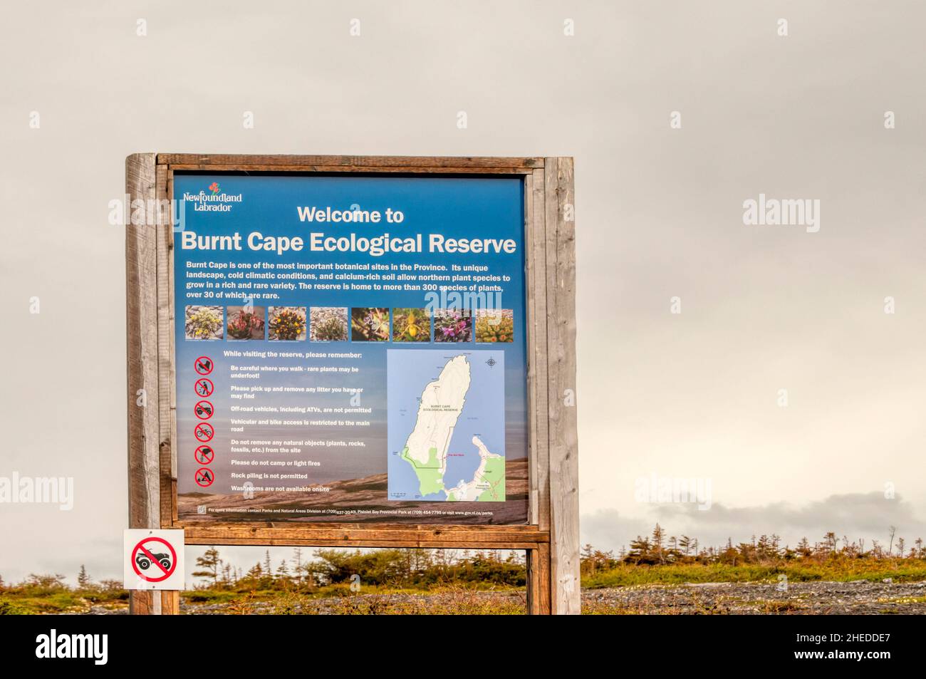 Un cartello Welcome to Burned Cape Ecological Reserve fornisce informazioni turistiche sulla riserva e la sua vita vegetale, nonché le regole per i visitatori. Foto Stock