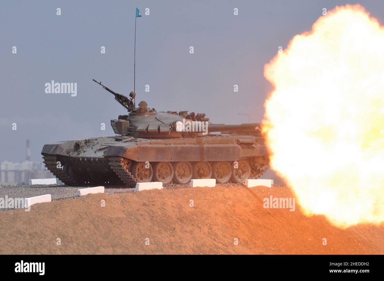 FUOCO! ESERCITO KAZAKHSTAN T-72 CARRO ARMATO PRINCIPALE DI BATTAGLIA. Foto Stock