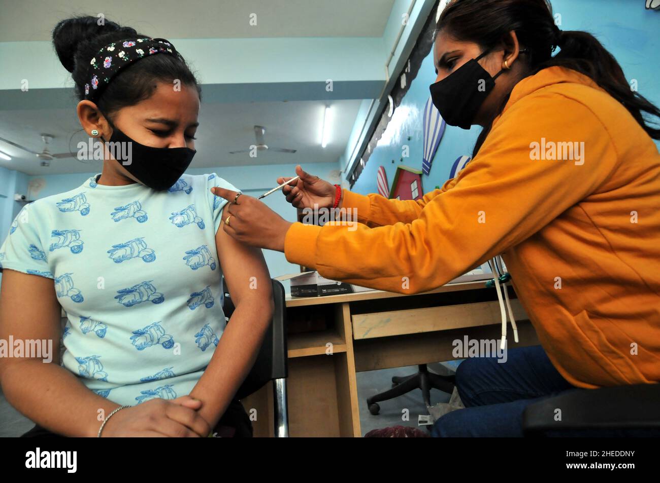 Una persona riceve una dose contro la malattia di Covid-19, dopo l'aumento dei casi positivi per la nuova variante Omicron. Il 10 gennaio 2022 a Nuova Delhi India. (Foto di Ravi Batra/ Eyepix Group) Foto Stock