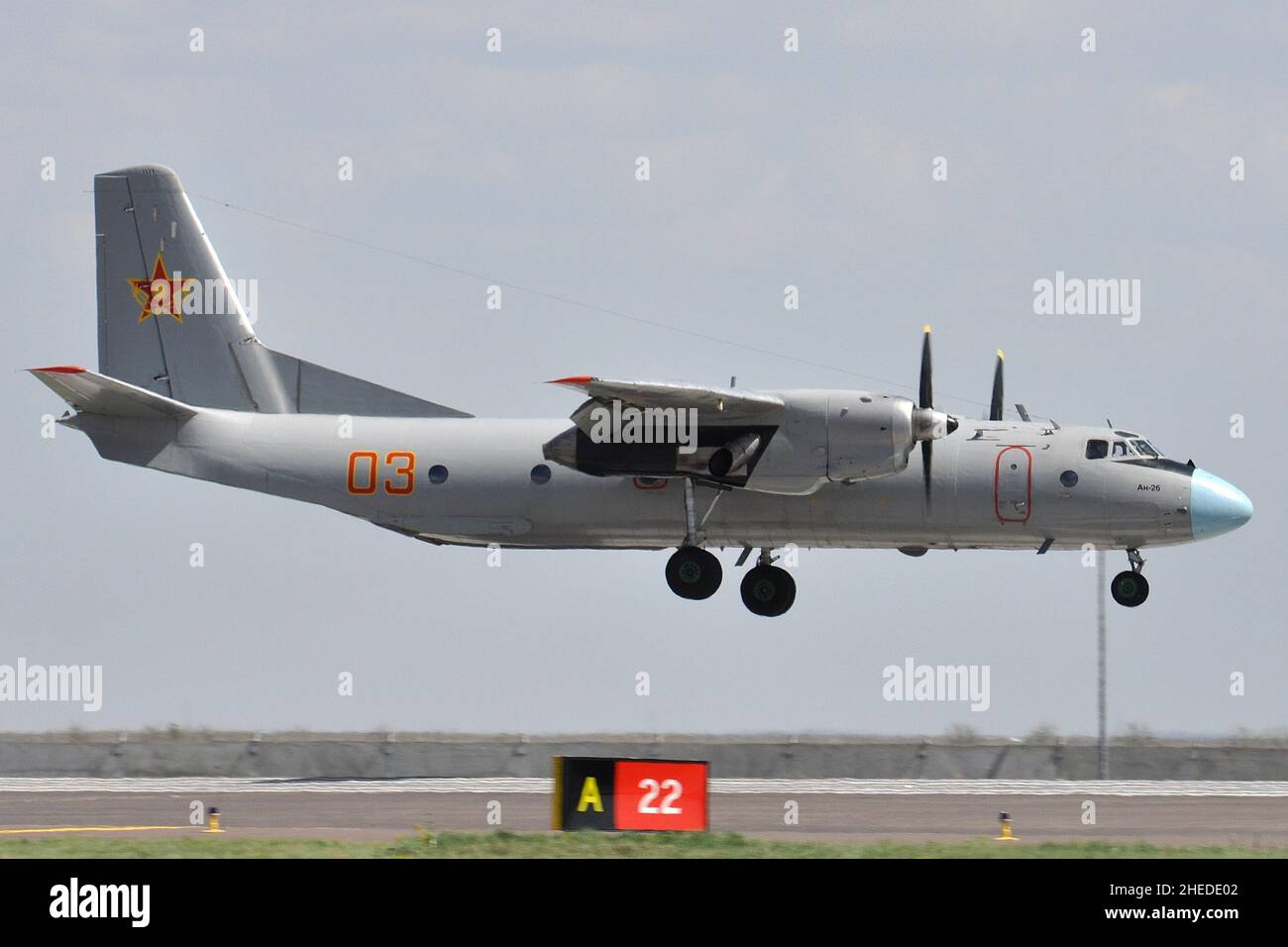 KAZAKHSTAN AIR FORCE ANTONOV AN-26 ATTERRA A NUR-SULTAN. Foto Stock