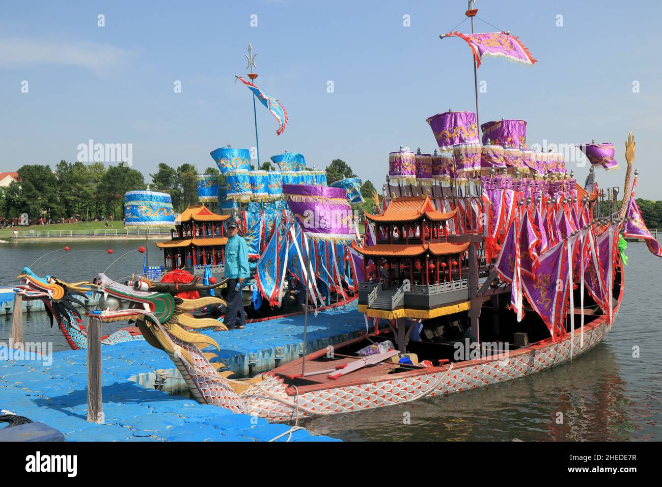 Una tradizionale barca drago è in preparazione per una gara sul lago Meilan a Shanghai durante il Dragon Boat Festival Foto Stock