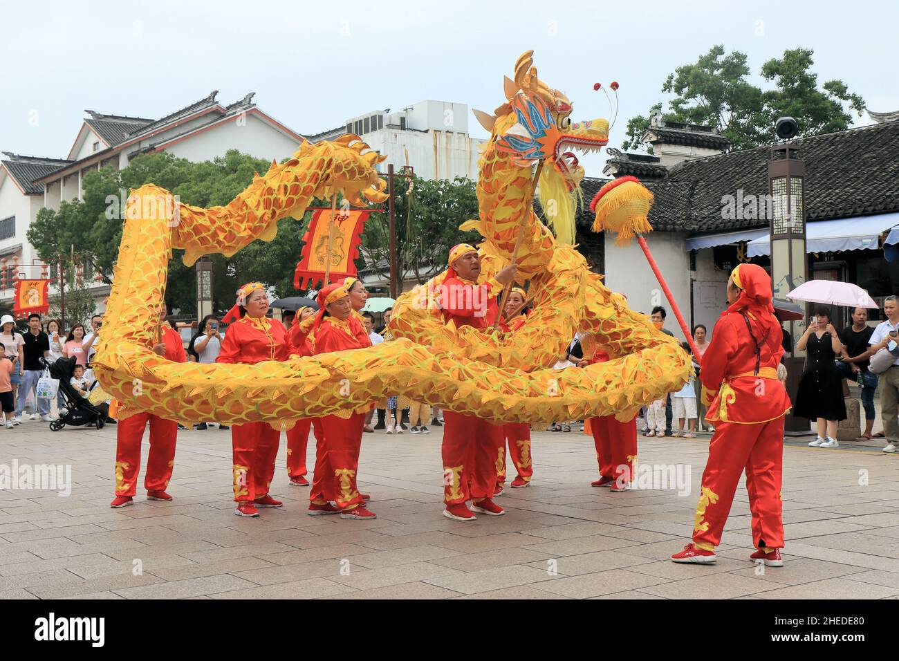 Durante il Dragonboat Festival, nella città d'acqua cinese di Zhouzhuang, vicino a Shanghai, viene organizzato un tradizionale ballo drago Foto Stock