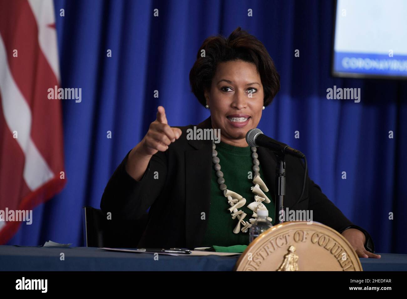 Washington, Stati Uniti. 10th Jan 2022. Il sindaco di DC Muriel Bowser parla di Covid 19 Situational Update durante una conferenza stampa oggi il 10 gennaio 2022 presso l'Old Council Chambers Building a Washington DC, USA. (Foto di Lenin Nolly/Sipa USA) Credit: Sipa USA/Alamy Live News Foto Stock