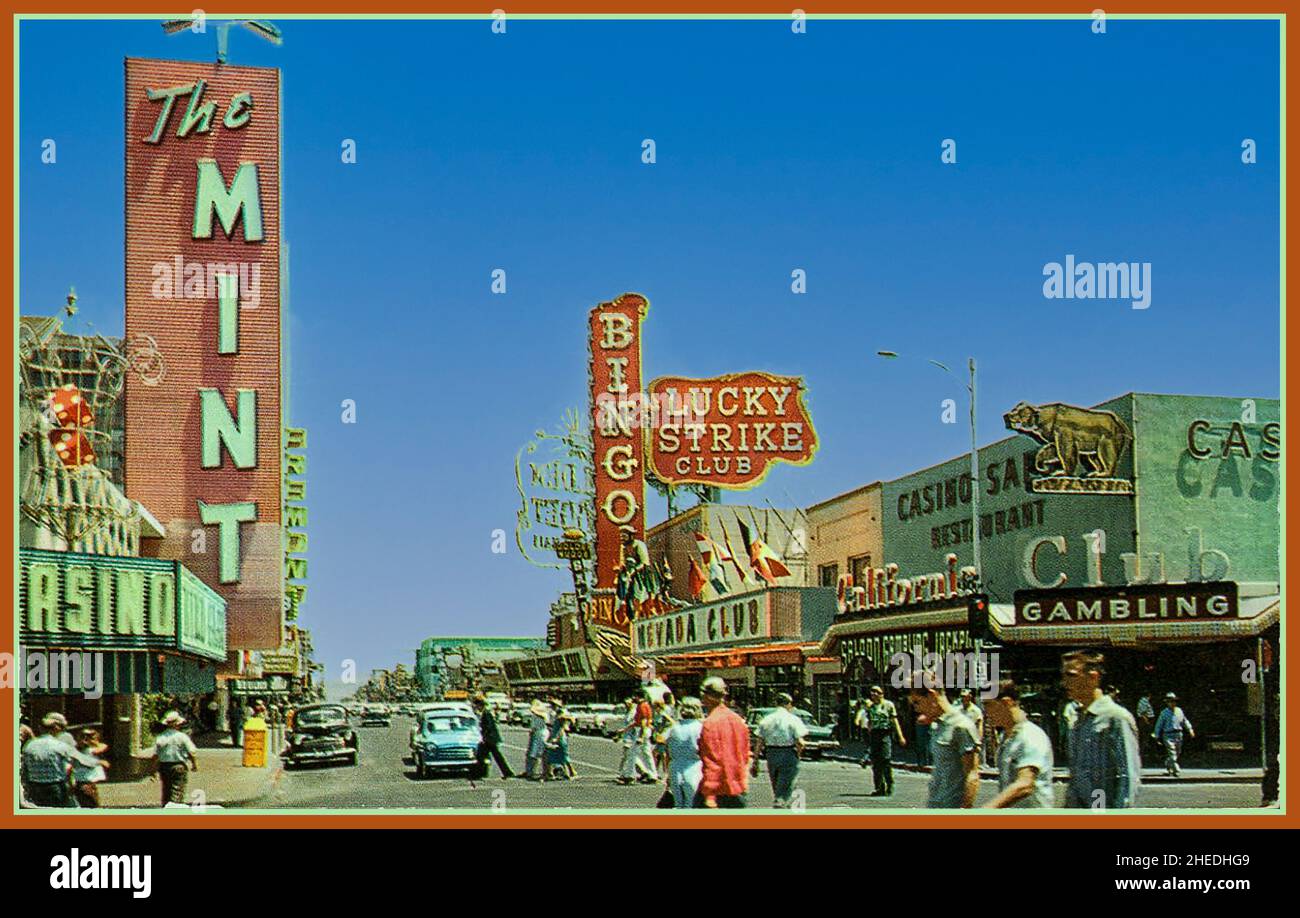 1950s Las Vegas con ‘la zecca’ & ‘Lucky Strike’ Casino Gambling luce del giorno blu striscia di cielo da cartolina Nevada USA Foto Stock