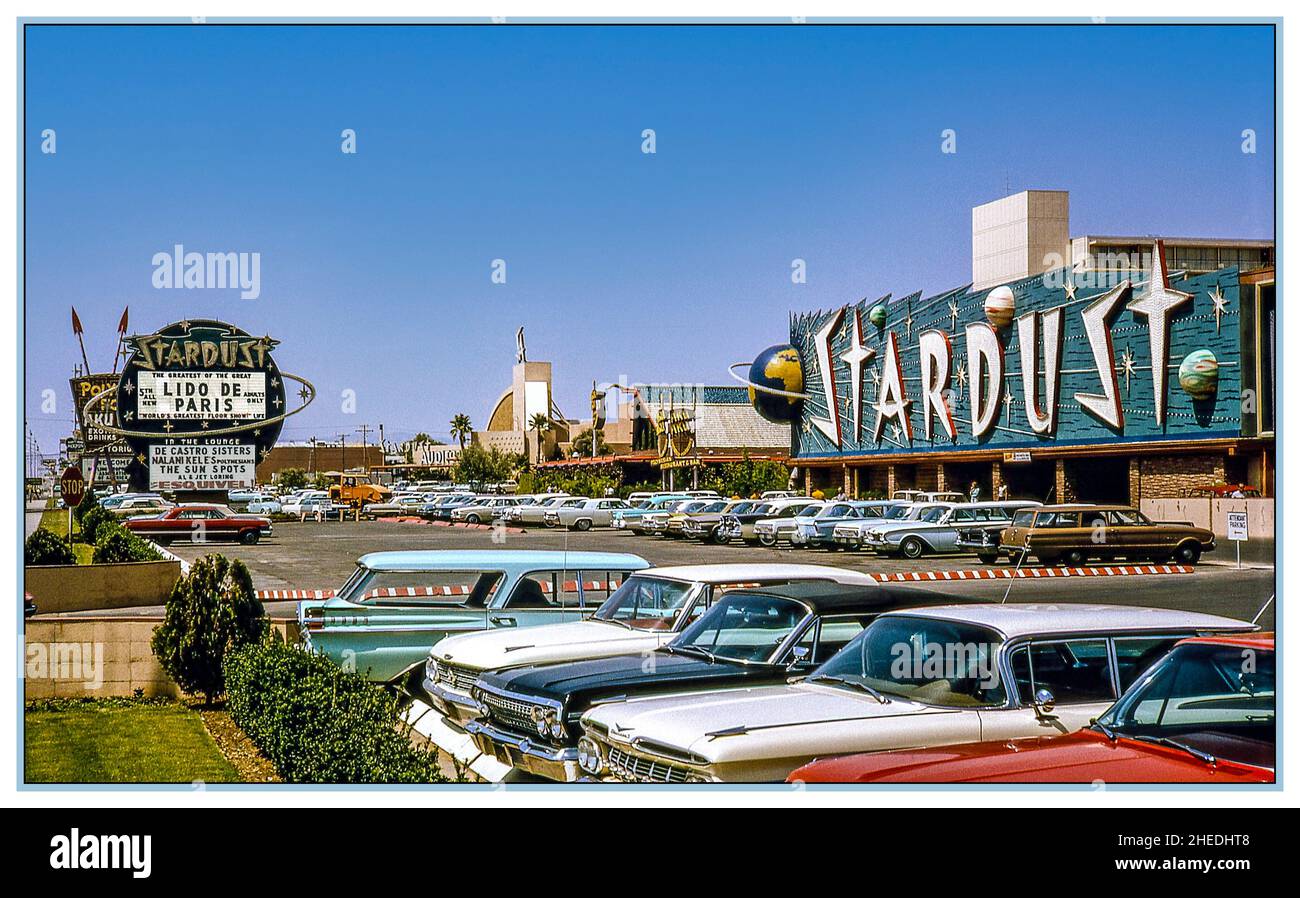 Cartolina d'epoca anni '1950/'1960 di Las Vegas che mostra l'hotel e il casinò Stardust, auto retro americane parcheggiate nell'epoca. Distintivo segnale rotondo a lato della strada. L'edificio e i cartelli stradali risalgono all'apertura dell'hotel nel 1958. Il night club 'The Stardust' Lido de Paris propone una cartolina d'epoca, anni '1950/'1960, Nevada USA Vintage americana Foto Stock