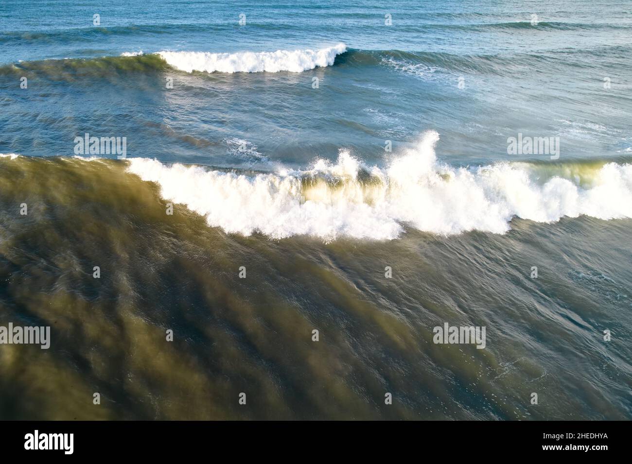 2 le onde si rompono una dopo l'altra. Acqua nel mare. Foto Stock