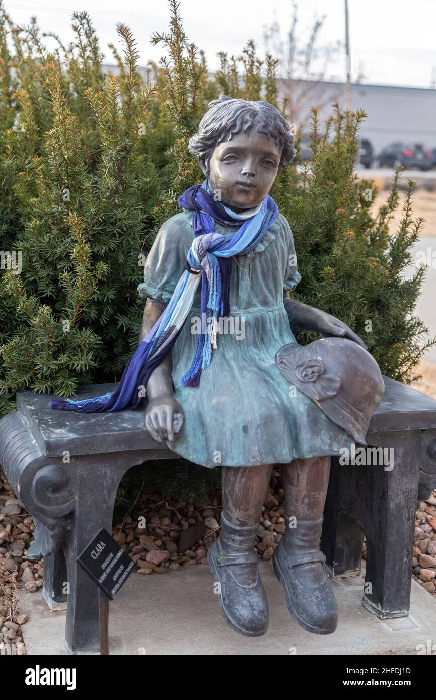 Concordia, Kansas - statue di bambini adottate durante il movimento del treno nazionale orphano si trovano fuori dal Museo del complesso nazionale dei treni orphani Foto Stock