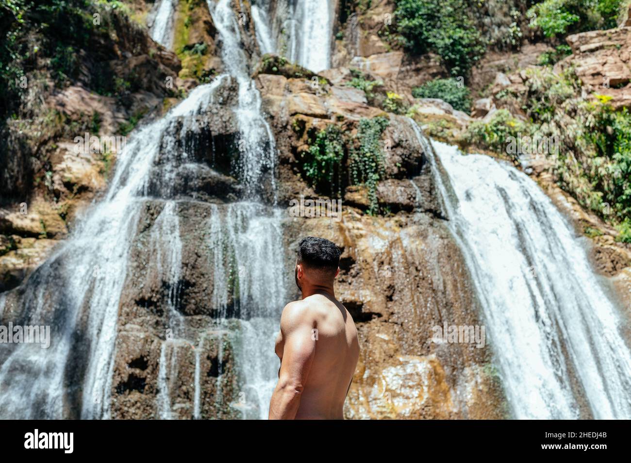 Turistico guardando la cascata di Bayoz, a Puerto Yurinaki, è tra i più belli della giungla centrale e la regione di Junin - Perù Foto Stock