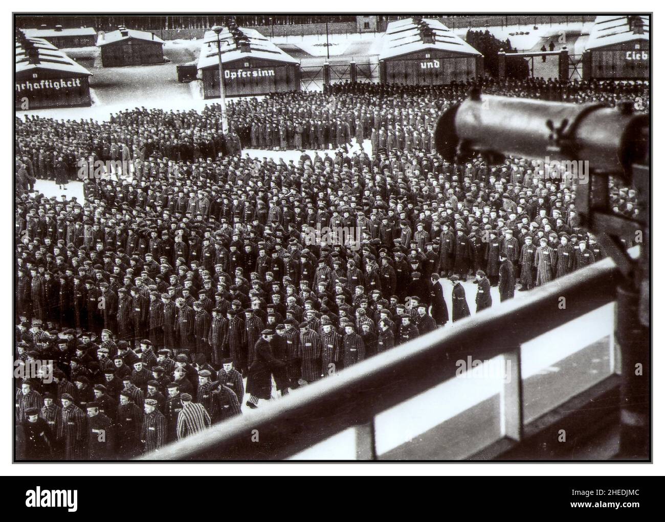 Sachsenhausen WW2 SS Propaganda immagine del famoso campo di concentramento di Sachsenhausen, a nord di Oranienburg, che, insieme ai suoi 50 campi satellite, ha fornito all'industria degli armamenti della Germania settentrionale manodopera a basso costo per gli schiavi, in particolare durante la seconda guerra mondiale. I prigionieri in uniforme del campo hanno richiamato l'attenzione per il tally e il roll call. 1941 Germania nazista Foto Stock