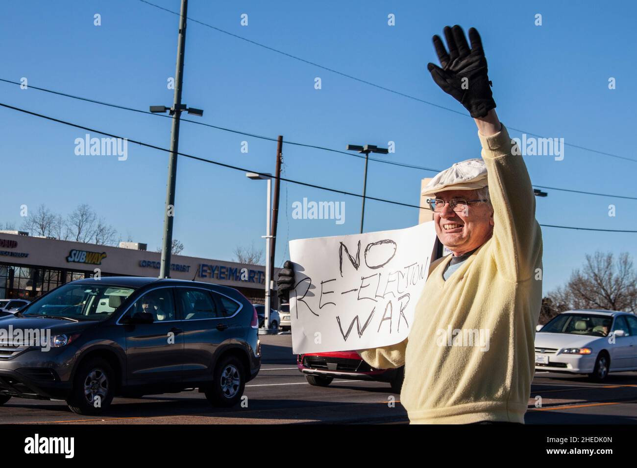 01-04-2020 Tulsa USA - uomo anziano in Iran protesta anti-guerra che sventola e sta tenendo segno che non dice guerra di rielezione Foto Stock