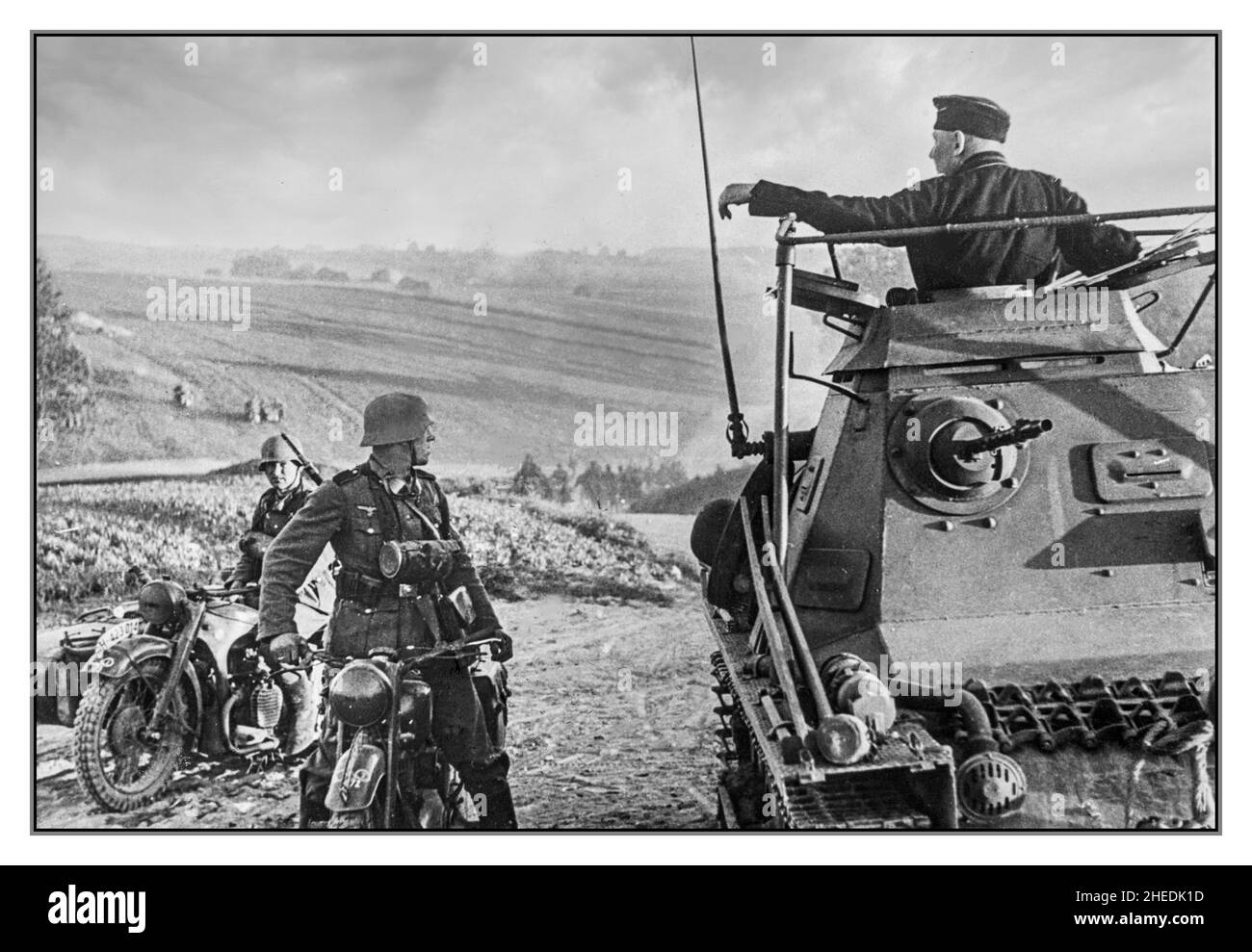 WW2 funzionamento Barbarossa due motociclisti su BMW R71, dopo il ritorno dalla pattuglia, riferiscono al loro comandante nazista in piedi su un Panzerbefehlswagen Panzer i Ausf. B - serbatoio KlPzBfWg Foto Stock