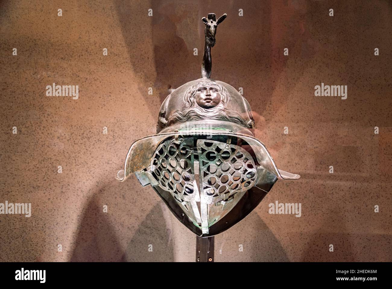 Primo piano di un casco del gladiatore Murmillo esposto al Musuem di Napoli. Foto Stock